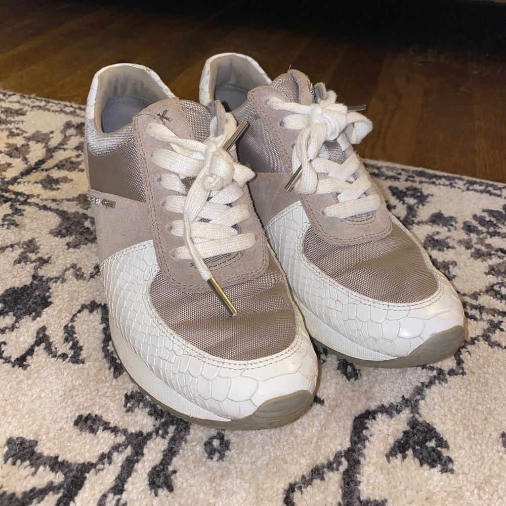 Micheal Kors gray and white skin tennis shoes.